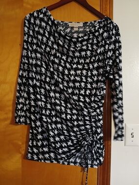 MICHAEL Michael Kors Black and White Houndstooth Ruched Long Sleeve Top